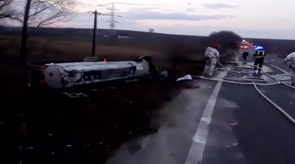 Pericol de explozie în Vaslui. O cisternă plină cu benzină s-a răsturnat, iar şoferul a rămas încarcerat