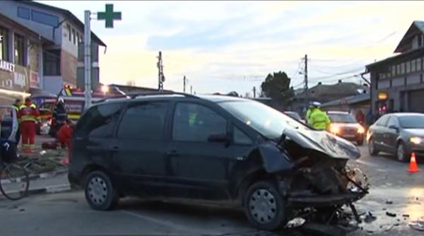 Ambulanţă spulberată de un autoturism în comuna Floreşti. Unul dintre pacienţi a murit