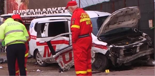 Ambulanţă din Prahova, cu mai mulţi pacienţi, lovită în plin într-o intersecţie