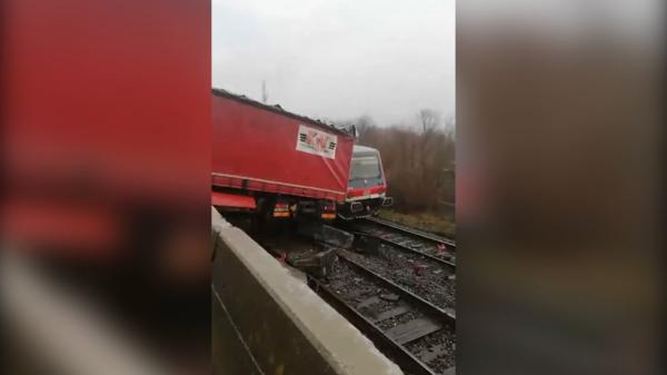 TIR căzut pe calea ferată în Cluj, chiar când trecea trenul