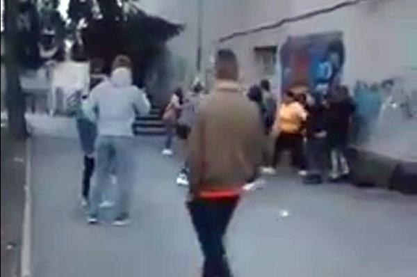 Elevă din Fălticeni bătută crunt în stradă de patru fete, doar pentru că i-a spus "creața" uneia dintre ele (Video)