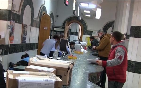 Poştaşii români primesc echipamente pentru a nu se îmbolnăvi de coronavirus