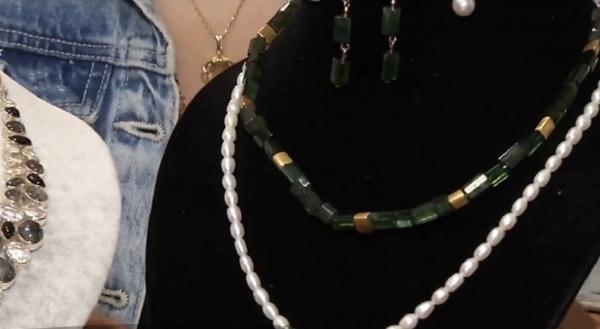 Cadoul ideal de 8 martie. Bijuteriile și escapada urbană, variante la modă