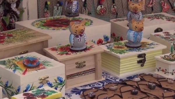 Târgul tradiţional de daruri lucrate manual, din Bistriţa, un real succes