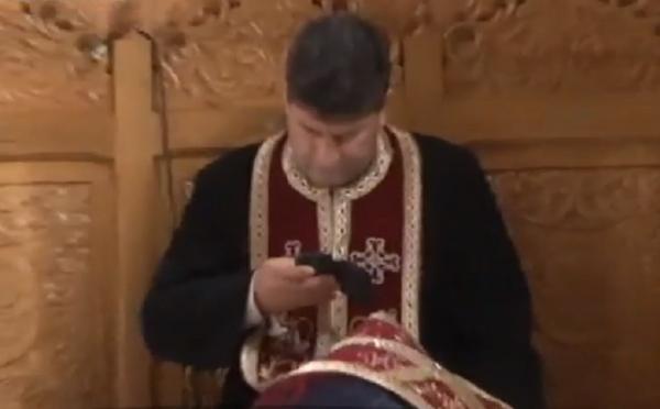 Reacţia preotului din Năvodari surprins cu ochii în telefon în timpul spovedaniei
