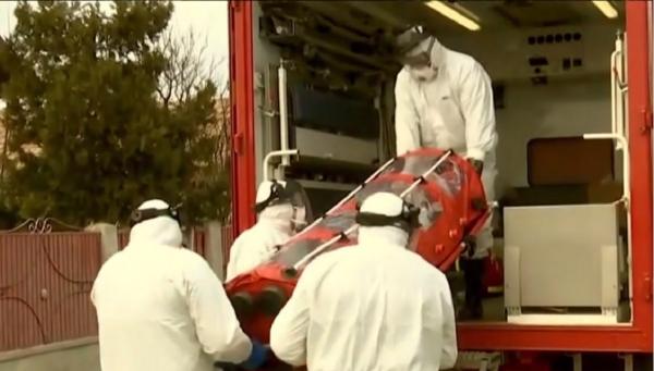 Pacient cu coronavirus, acuzat de vecini că s-a plimbat prin oraş înainte să fie preluat de medici
