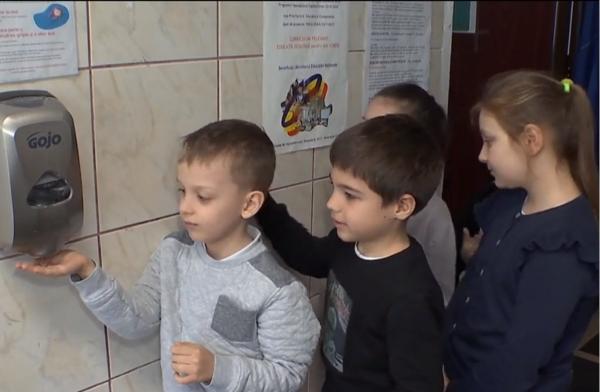Coronavirusul închide şcolile din România, începând de miercuri