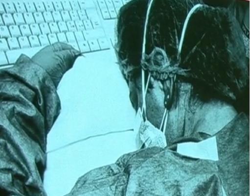 O imagine cu o asistentă din Italia, epuizată de efortul depus, a făcut înconjurul lumii