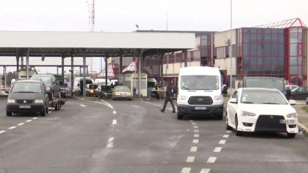 Aglomerație în vămi, se întorc românii acasă de teama coronavirusului