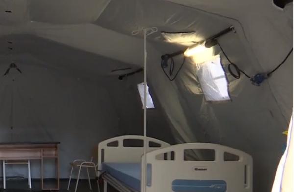 Autoritățile au început să instaleze corturi militare în curţile spitalelor, pentru protecția medicilor