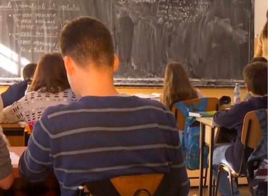 Angajatorii, obligaţi prin lege să acorde zile libere plătite unuia dintre părinţi când şcolile se închid