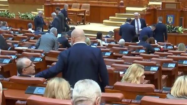 Legea "zile libere" pentru părinţi a fost adoptată în Parlament. Decizia finală, la Klaus Iohannis