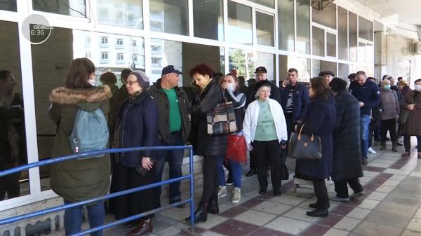 Românii stau la cozi pentru a-și plăti taxele, de teama coronavirusului