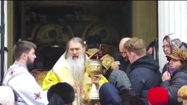 Arhiepiscopul Tomisului, surprins când împărtășea enoriașii cu aceeași linguriță (Video)