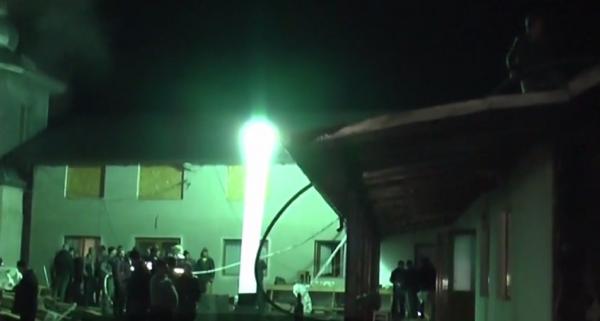 Noapte de foc pentru pompieri. Un copil de 10 ani şi-a pierdut viaţa în urma unui incendiu provocat de o ţigară, în Olt
