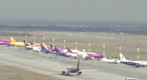 Companiile aeriene aterizează forţat din cauza coronavirusului