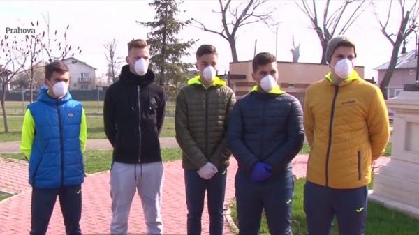 În plină epidemie de coronavirus, voluntarii îi ajută pe bătrâni