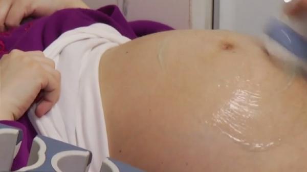 Salarii reduse pentru părinţii care stau acasă cu cei mici