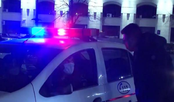 Peste 100 de împătimiţi de curse ilegale s-au strâns în parcarea din faţa Casei Poporului