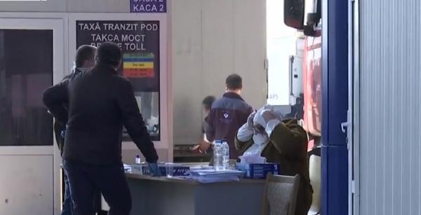 Aglomerație la frontiere și la aeroport, românii se întorc acasă