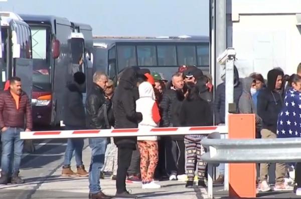 Familie inconștientă, dață de gol de etichete în vamă. Cum au fost sancționați