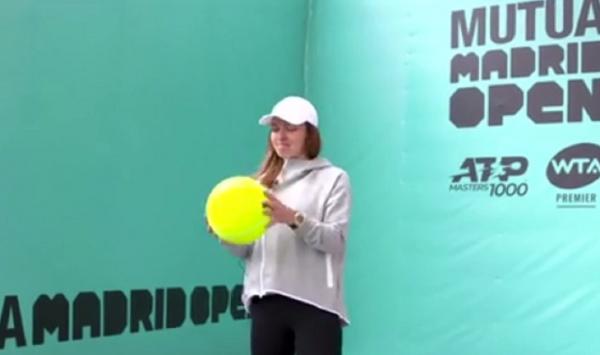 Simona Halep face jonglerii cu hârtia igienică