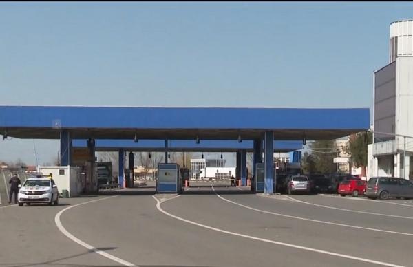 Zeci de români trec pe jos prin Vama Nădlac, spre disperarea localnicilor (Video)