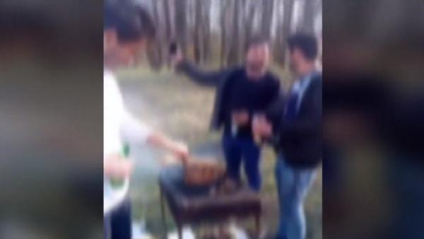 Paranghelie în Teleorman, cu mici și bere, transmisă live: "Bombardiere, aici! Să vină izoleta! Bravo, băieţii"