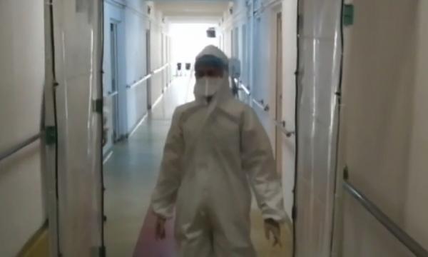 Un grup de tineri a creat şi montat o poartă pentru dezinfectare, la intrarea într-un spital din Craiova