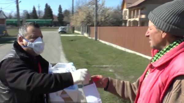 Un poştaş din Neamţ împarte corespondenţa şi măşti de protecţie pentru bătrâni