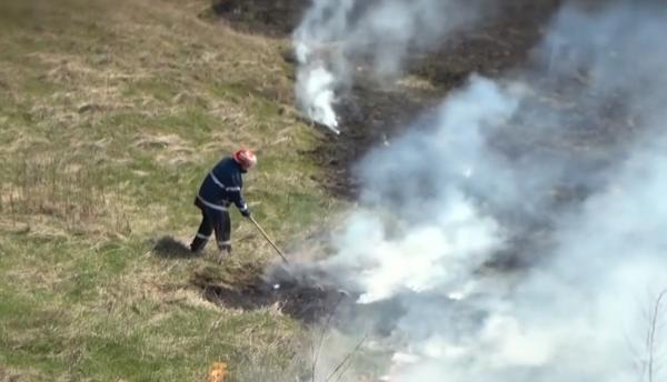 Ziua şi incendiul, în Caraş Severin. Focurile puse de oamenii care vor să-şi cureţe câmpurile se extind la păduri şi case