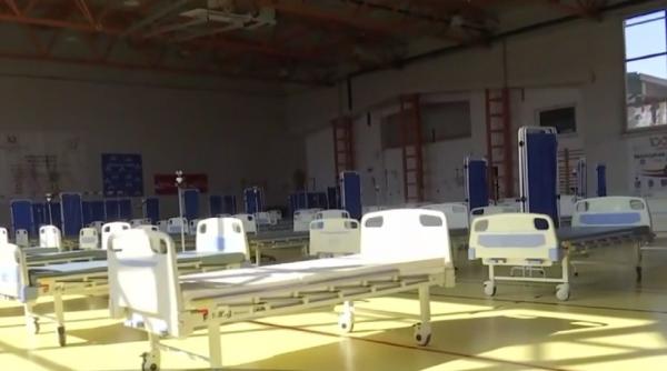 Sala de sport a unui liceu din Săcele a fost transformată în spital de campaniei pentru pacienţi cu COVID-19