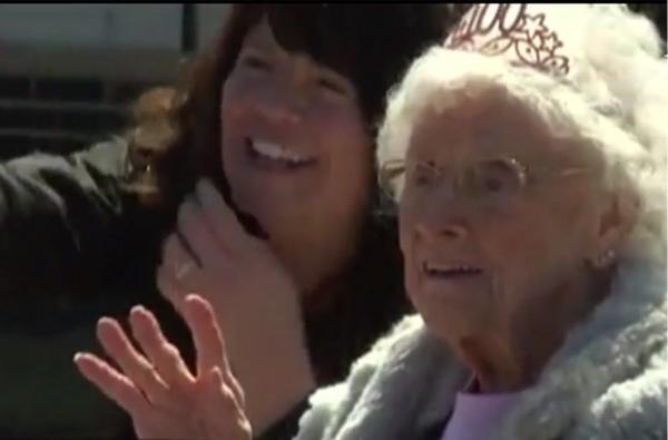 O femeie din SUA, aniversată la 100 de ani cu mare fast în plină pandemie (Video)