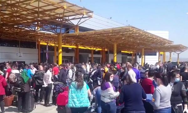 Mii de români s-au înghesuit în Aeroportul din Cluj-Napoca