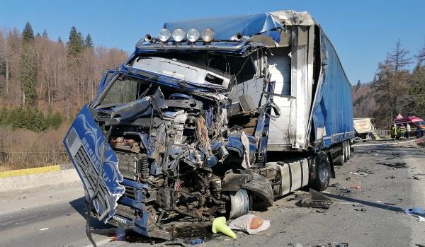 Două cabine de camion complet distruse pe Valea Prahovei, după ce s-au izbit frontal. Imagini cumplite pe șosea (video)