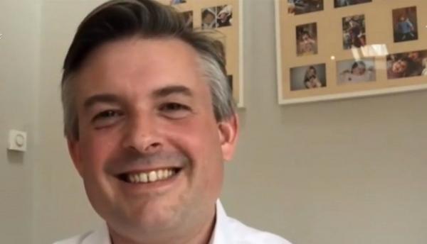 Intervenţia unui politician într-o emisiune televizată, întreruptă de copii