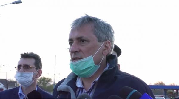 Ministrul Marcel Vela, luat la întrebări de români în vama Nădlac