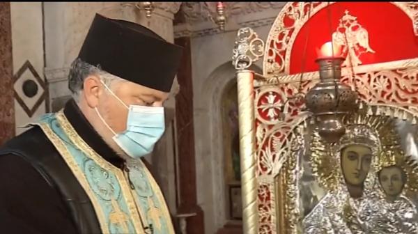 Decizia de a permite credincioșilor să ia personal Paști de la preoți a împărţit România în două