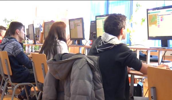 Adolescenții, afectați de restricțiile impuse din cauza pandemiei de coronavirus