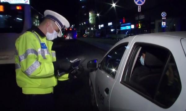 Reacţia poliţiei după imaginea virală cu un agent care scrie amenzi