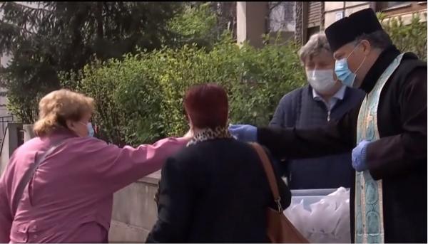 Coronavirusul a schimbat tradiția împărțirii Sfintelor Paști în Vinerea Mare (Video)