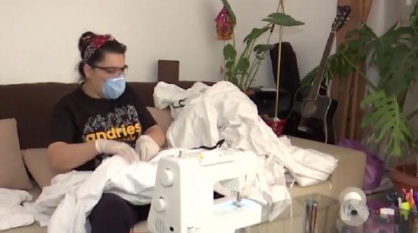 O asistentă de la Spitalul de Urgenţă Arad croiește echipamente de protecţie în timpul liber
