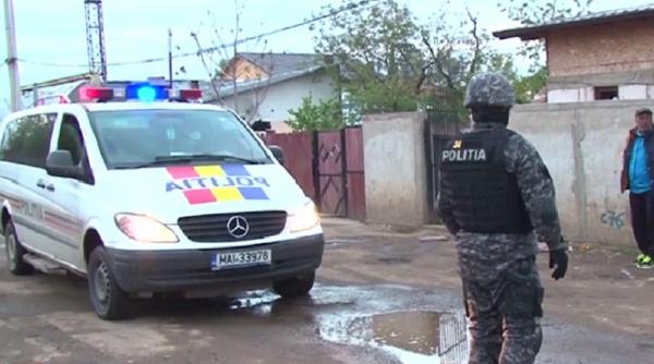 Sccandal cu pietre şi lopeţi în plină stradă, la Codlea. Doi poliţişti au fost răniţi