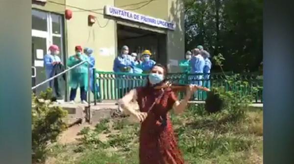 Zâmbete împărțite cu vioara, în templul durerii de la Spitalul Marie Curie