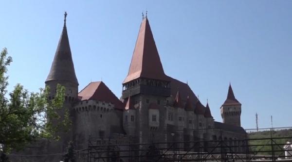 Castelul Corvinilor își așteaptă turiștii cu surprize