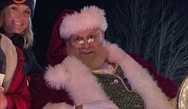 Moş Crăciun nu se odihneşte la Polul Nord, ci le citeşte poveşti copiilor din Chicago