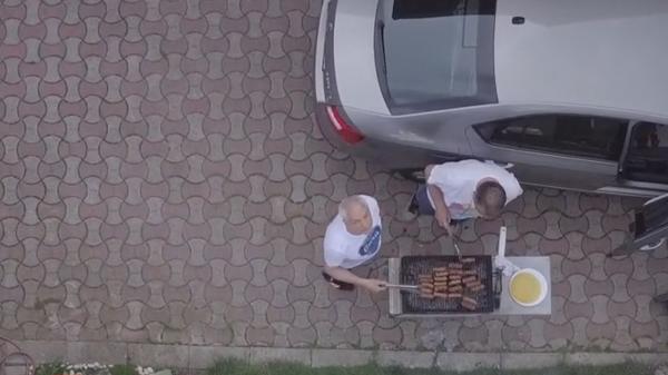 Mici serviți cu drona, în izolare, de 1 mai (Video)