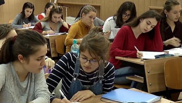 Ministrul Educației vrea înscriere online la liceu, elevii se tem că o eroare le-ar putea afecta viitorul