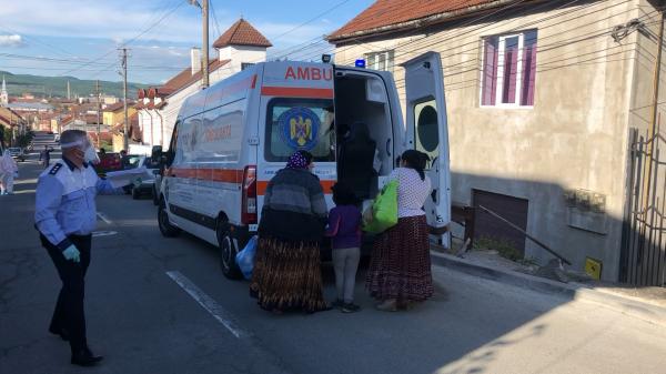 Zeci cazuri de coronavirus depistate la Dej, în comunitatea de romi