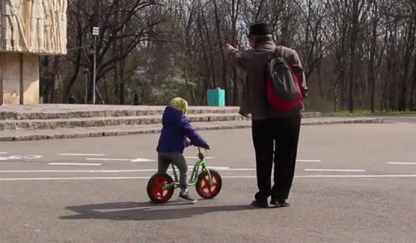 Părinţii ar putea beneficia de zile libere plătite pentru îngrijirea copiilor